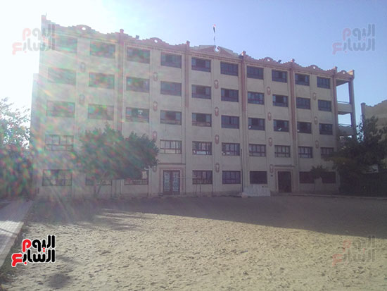 مبنى المدرسة