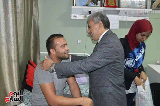 جابر نصار يزور المصابين بمستشفى المعادى العسكرى (2)