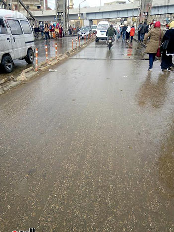 المواطنين تسير فى الشوارع خلال سقوط المطر