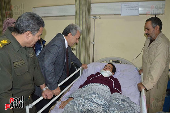 جابر نصار يزور المصابين بمستشفى المعادى العسكرى (3)
