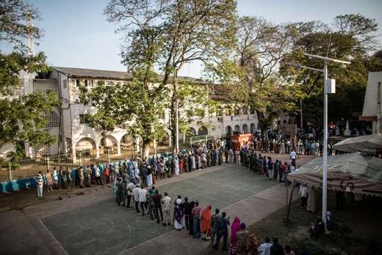 الناخبون يدلون بأصواتهم فى أول تحد حقيقى لزعيم جامبيا