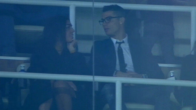 رونالدو يدعم ريال مدريد وبصحبته صديقته الجديدة