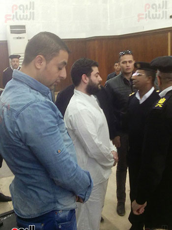 وصول نجل مرسى معهد الأمناء لحضور محاكمته وقيادات الإخوان بـفض رابعة (3)