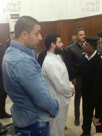 وصول نجل مرسى معهد الأمناء لحضور محاكمته وقيادات الإخوان بـفض رابعة (2)