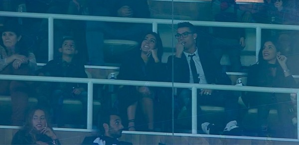 رونالدو برفقة صديقته ونجله يدعم ريال مدريد من المدرجات