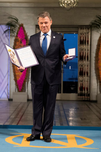 الحائز على جائزة نوبل للسلام الرئيس الكولومبي خوان مانويل سانتوس يصافح وزير الخارجية الاميركي الاسبق هنري كيسنجر خلال حفل منح جائزة نوبل للسلام