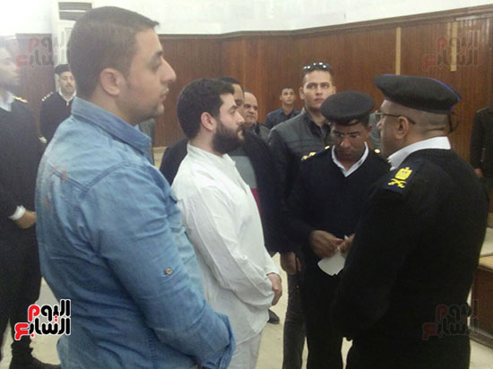 وصول نجل مرسى معهد الأمناء لحضور محاكمته وقيادات الإخوان بـفض رابعة (1)