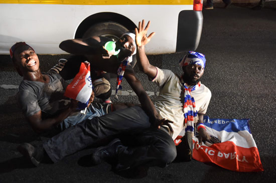  أنصار زعيم المعارضة فى غانا يحتفلون عقب اعلان فوزه