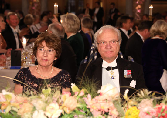 الملكة سيلفيا ملكة السويد ورئيس مجلس إدارة مؤسسة نوبل كارل هنريك هيدين خلال مؤدبة عشاء حفل نوبل