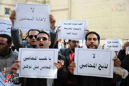 وقفة للمحامين داخل نقابتهم احتجاجًا على قرار النقيب بتنقية الجداول (29)