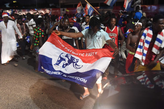 أنصار زعيم المعارضة فى غانا يحتفلون عقب اعلان فوزه
