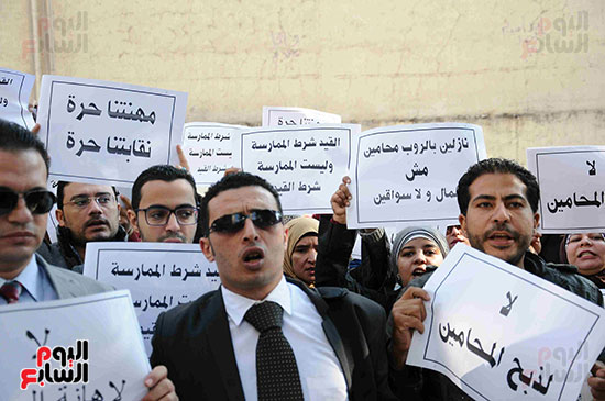 وقفة للمحامين داخل نقابتهم احتجاجًا على قرار النقيب بتنقية الجداول (2)