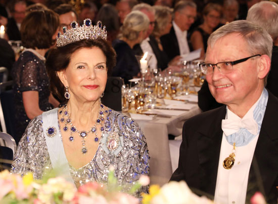 الملك كارل جوستاف السادس عشر ملك السويد وأوديل بلمونت الشريك فى  جائزة نوبل في الفيزياء خلال الحفل