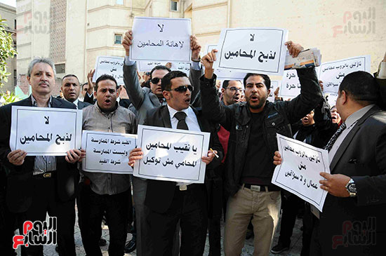 وقفة للمحامين داخل نقابتهم احتجاجًا على قرار النقيب بتنقية الجداول (28)