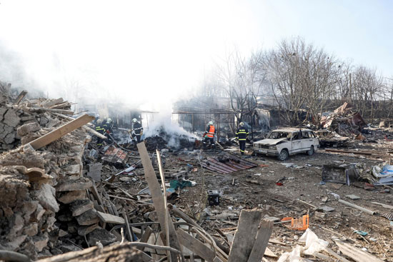 رجال الإطفاء يحاولون إخماد حرائق نشبت انفجار قطار شحن بعد خروجه عن مساره في قريبة هيترينو في بلغاريا  (3)