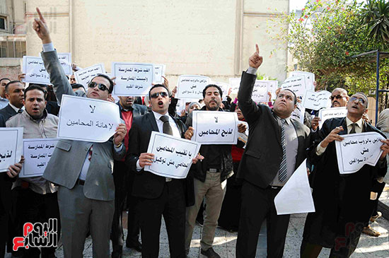 وقفة للمحامين داخل نقابتهم احتجاجًا على قرار النقيب بتنقية الجداول (1)