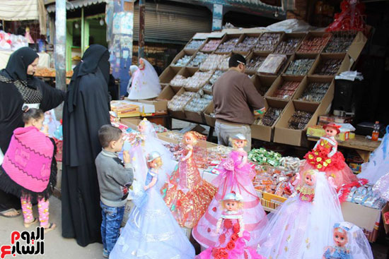 المواطنات يشترين حلوى المولد