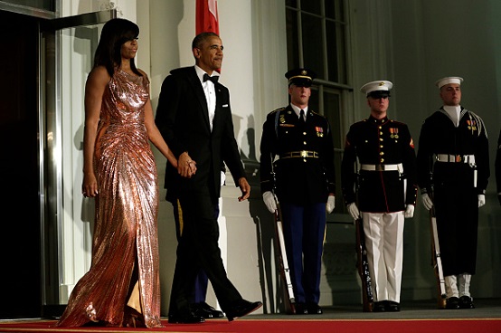 ميشال أوباما بفستان من  فيرساتشي