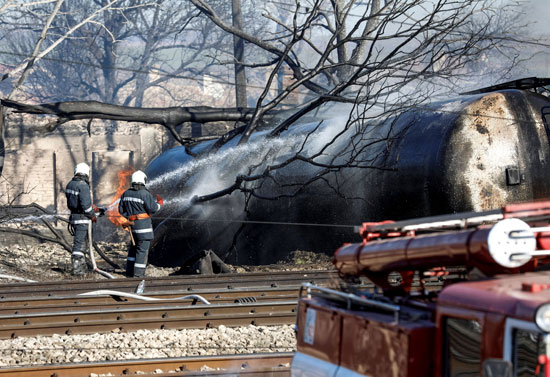 رجال الإطفاء يحاولون إخماد حرائق نشبت انفجار قطار شحن بعد خروجه عن مساره في قريبة هيترينو في بلغاريا  (1)