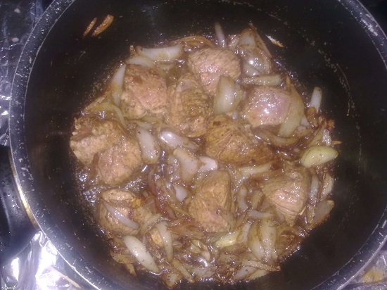 اقطع اللحم مع البصل والثوم