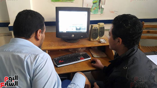 مدرب يشرح كيفية التنفيذ للتدريب