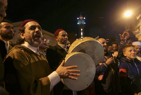 مجموعة من الصوفيين الليبين تنشد وتطرق الدفوف في احتفالية بالمولد النبوى الشريف في مدينة بنغازى بليبيا مساء السبت