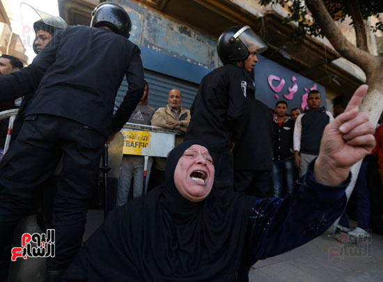 مسلمة تبكى أقباط مصر (2)