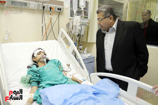 وزير التعليم العالي يزور مصابي حادث الكنيسة البطرسية بمستشفى الدمرداش (11)