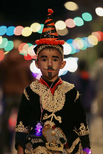 طفل ليبى يرتدى زى فلكلورى خلال الإحتفال المولد النبوى الشريف