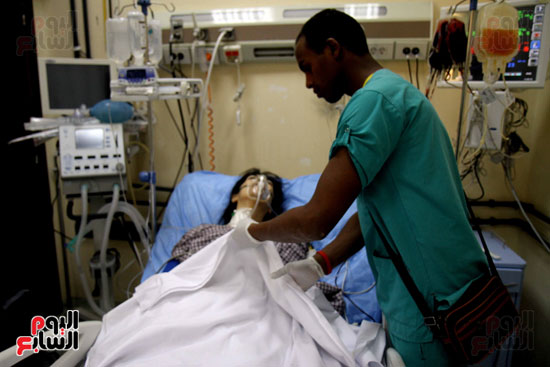 وزير التعليم العالي يزور مصابي حادث الكنيسة البطرسية بمستشفى الدمرداش (19)