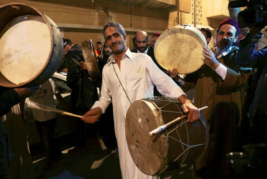 صوفى ليبي يقرع على الطبول خلال تاحتفالية بالمولد النبوى الشريف  في بنغازى