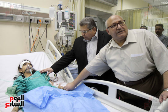 وزير التعليم العالي يزور مصابي حادث الكنيسة البطرسية بمستشفى الدمرداش (14)