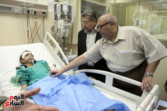 وزير التعليم العالي يزور مصابي حادث الكنيسة البطرسية بمستشفى الدمرداش (12)