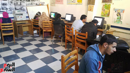 المدربون يشرحون لمجموعة من الشباب