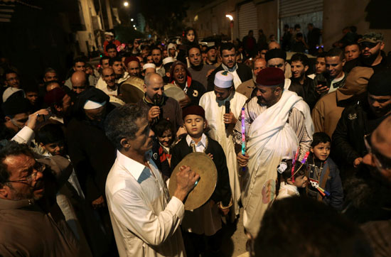 ليبيون يجبون شوارع بنغازى في مسيرة احتفالا بالمولد النبوى الشريف أمس السبت