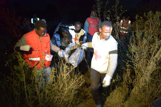 الحماية المدنية فى كينيا تحمل إحدى الجثث