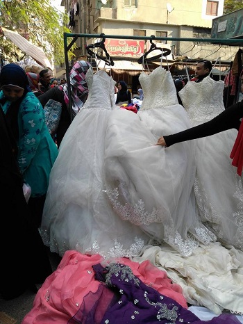العرائس يشاهدن الفساتين