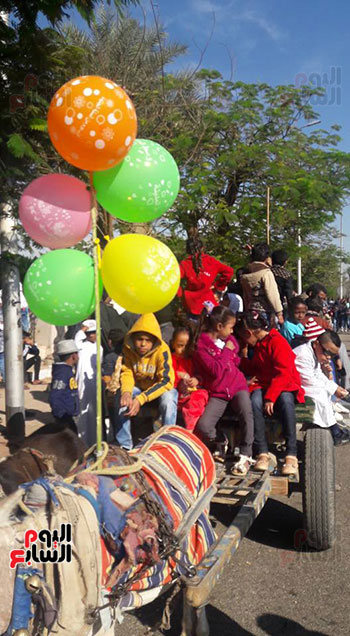 الأطفال يركبون عربات الكارو والحنطور بالبالون خلال الاحتفالات