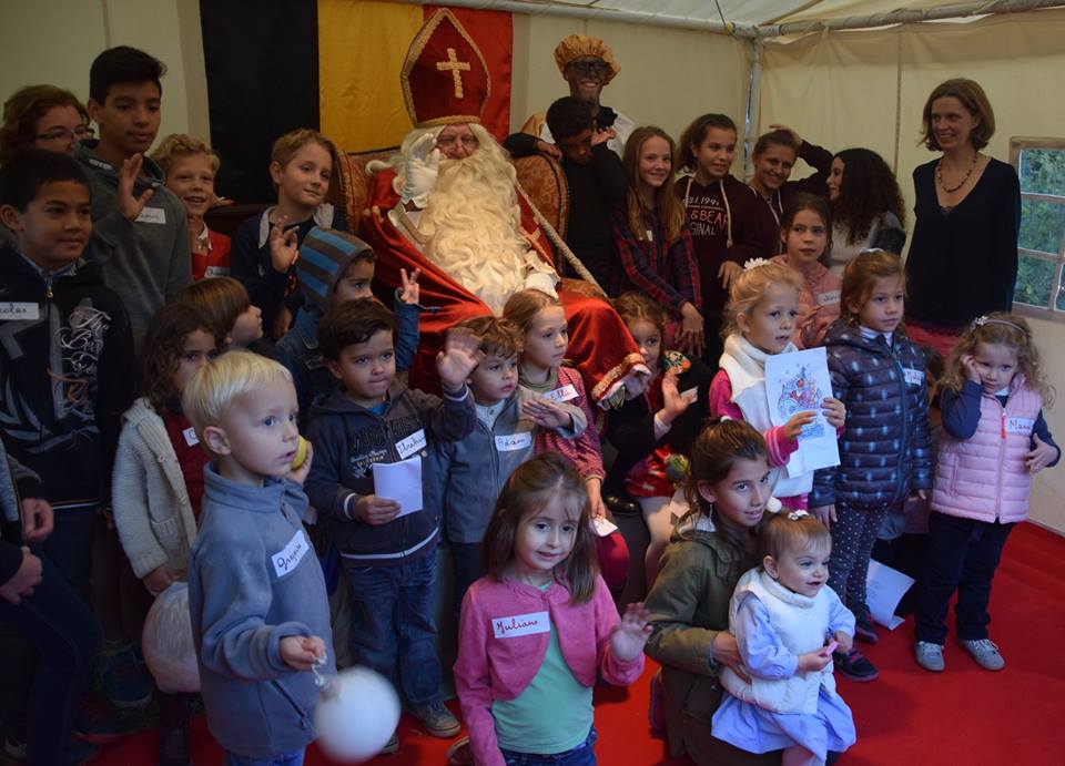 الأطفال مع سانت كلوز فى مقر السفارة البلجيكية