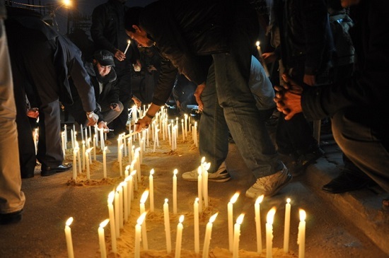 غزة تحزن بالشموع على ضحايا فرنسا
