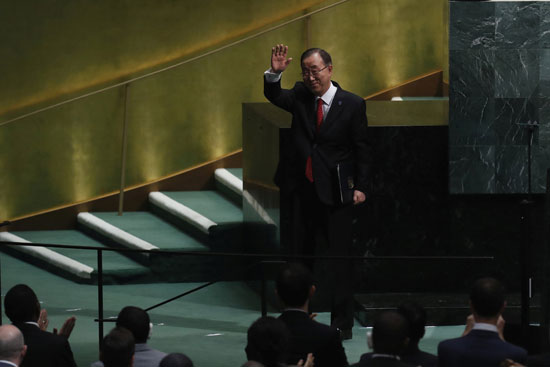 الأمين العام السابق بان كى مون يلقى تحية توديع لمقر الأمم المتحدة بعد تسلم الأمين الجديد مهام منصبه 