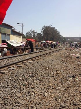 سوق سندوب على بعد أمتار قليلة من السكة الحديد