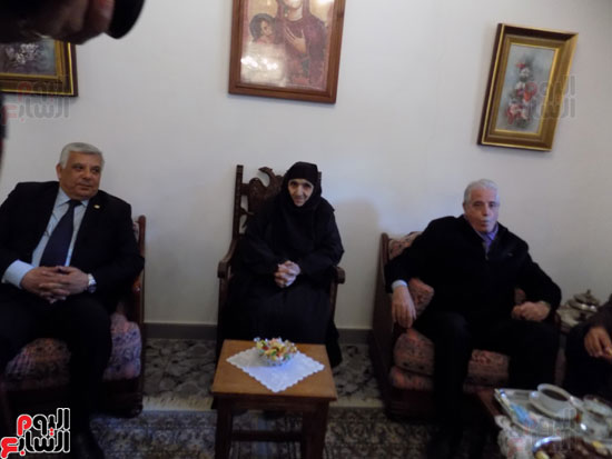 محافظ جنوب سيناء والرهبة كاترين بدير البنات واللواء عبد الفتاح حلمى المستشار الاعلامى لمحافظ جنوب سيناء 