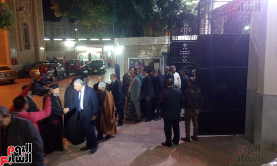 وفد جامعة الأزهر بقنا داخل الكنيسة لتقديم واجب العزاء