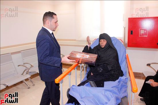 توزيع 1000 علبة حلاوة مولد لمرضى مستشفى أورام الاقصر