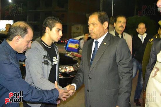 محافظ الغربية  يقدم العزاء لأسرة الشهيد
