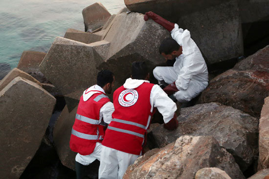 خفر السواحل الليبى يستخرج جثة بين الصخور جرفتها المياة