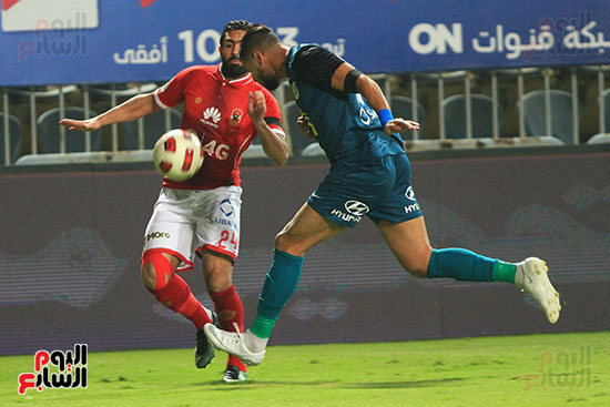  صراع على الكرة بين عمرو طارق وأحمد فتحى