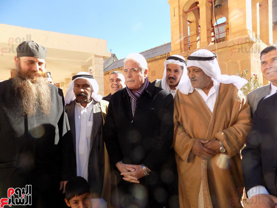 محافظ جنوب سيناء القس ميخائيل وكيل الأنبا ديميانوس مطران دير سانت كاترين مشايخ البدو 