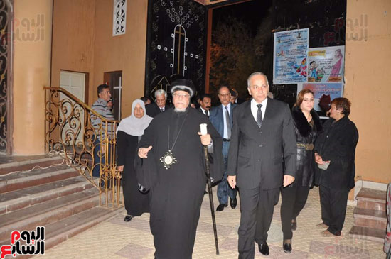 جانب من لقاء المحافظ واسقف علم كنائس بالوادي الجديد جانب من لقاء المحافظ واسقف علم كنائس بالوادي الجديد